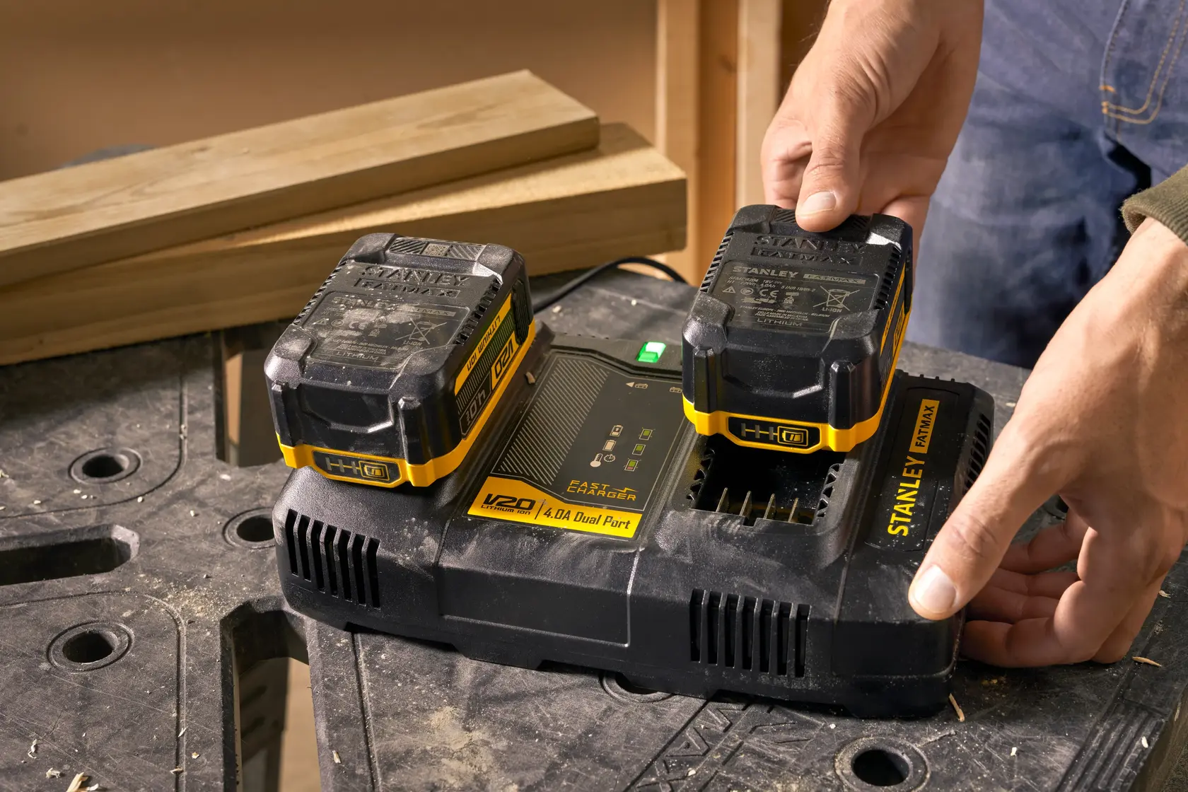 Cargador Stanley con dos baterías, SKUs SC402-KR, SC402, SC402-AR, en taller, vista superior.