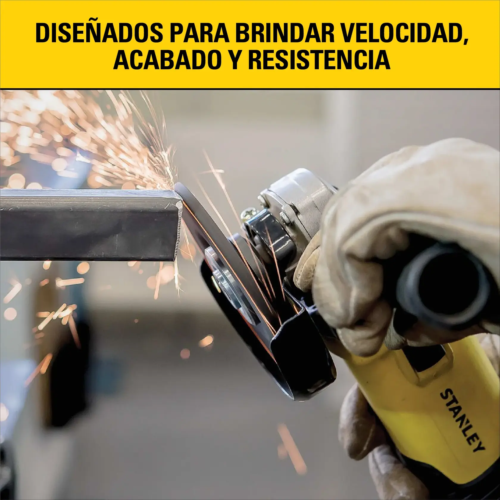 Primer plano de una persona con guantes utilizando una amoladora angular de la marca Stanley para cortar o lijar una barra de metal, con chispas volando. Arriba, hay una banda amarilla con el texto: 'Diseñados para brindar velocidad, acabado y resistencia'.