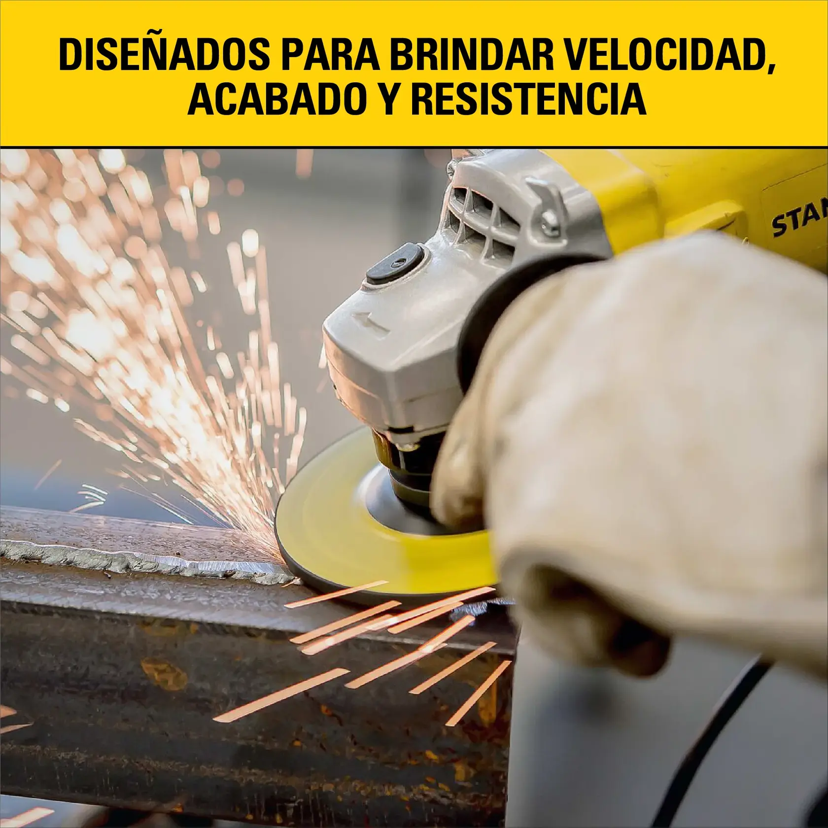 Una persona utiliza una esmeriladora angular amarilla Stanley para pulir una superficie metálica, generando chispas. La persona lleva guantes de protección. En la parte superior, hay un cartel amarillo con texto en español que dice: 'Diseñados para brindar velocidad, acabado y resistencia.'