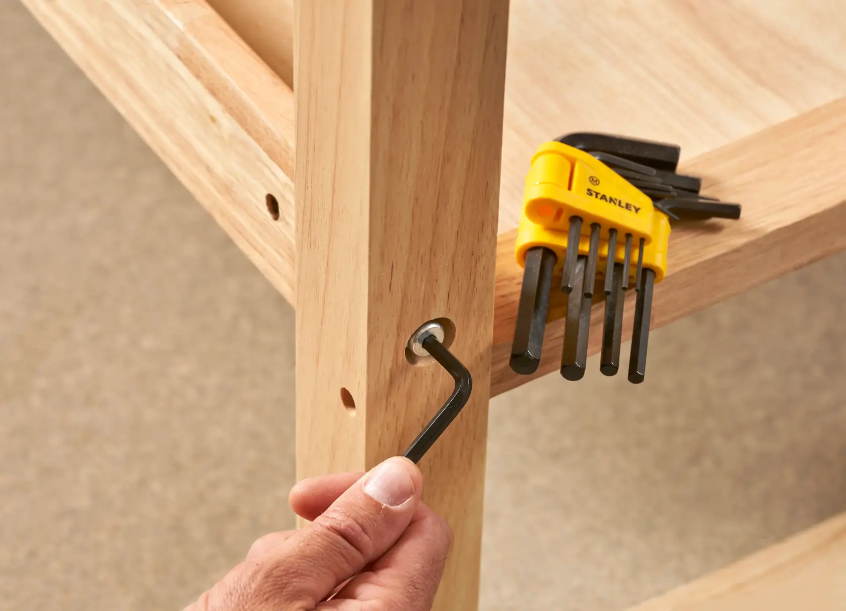 Juego de llaves hexagonales STANLEY 69-253 utilizado para ensamblar muebles de madera, ángulo en primer plano.