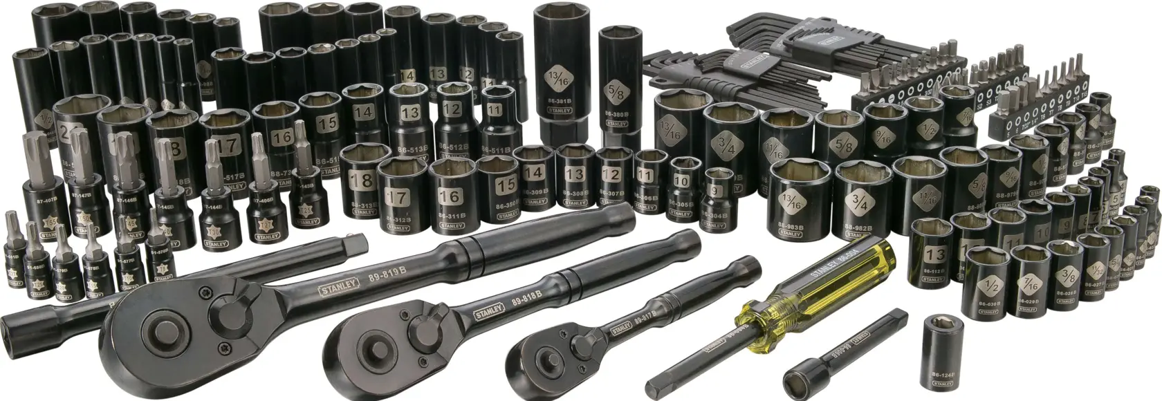 STANLEY STMT74085 juego de carraca y dados, ángulo frontal, incluye dados negros, llaves, puntas, destornillador.